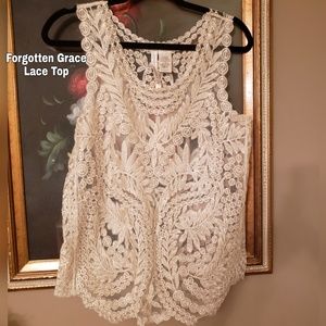 FORGOTTEN GRACE stretch Lace top